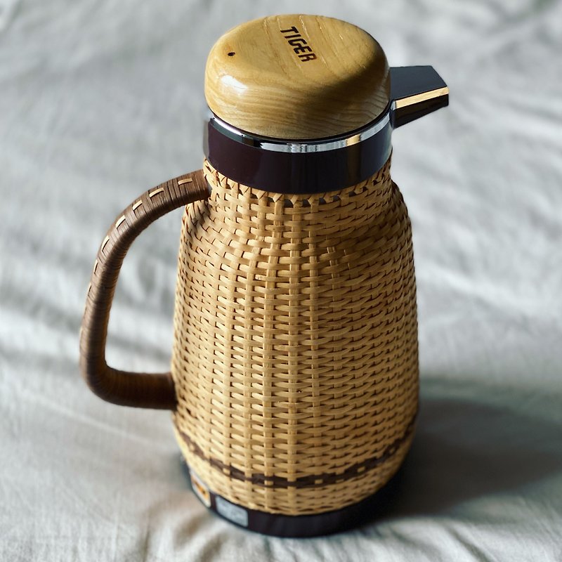 Tiger hand-made rattan kettle coffee pot magic bottle thermos second-hand - กระบอกน้ำร้อน - วัสดุอื่นๆ สีกากี