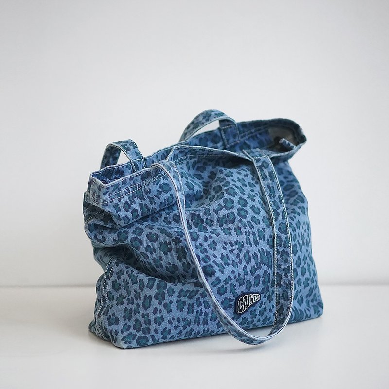 CATWEST original design blue leopard print denim shoulder bag commuter women's tote bag retro old new - กระเป๋าแมสเซนเจอร์ - ผ้าฝ้าย/ผ้าลินิน สีน้ำเงิน