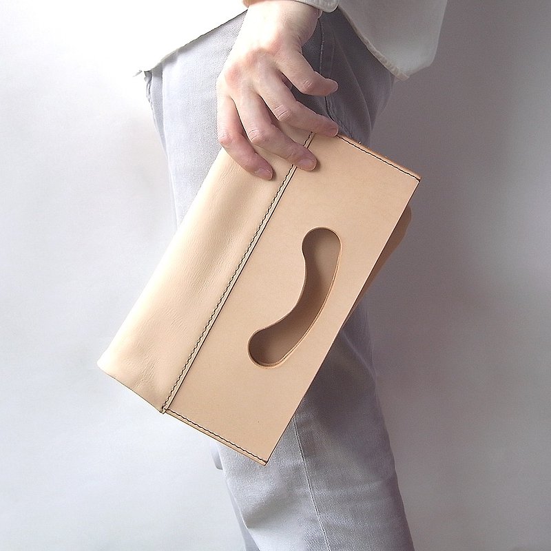 Nume leather (generated) clutch bag (small) [conicori / smile] #hand-sewn #hand fir #selectable alphabet engraving #free shipping - กระเป๋าคลัทช์ - หนังแท้ สีกากี