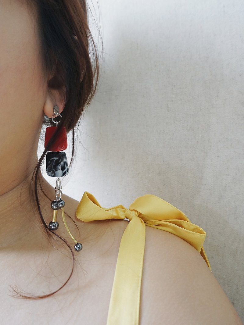 HARA Earrings :RED - 耳環/耳夾 - 其他材質 紅色