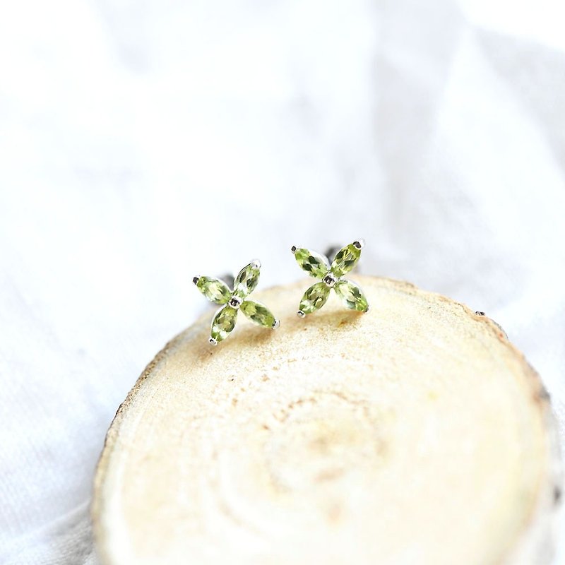 Happiness, couple's love, peaceful flower peridot stud earrings earrings possible August birthstone - ต่างหู - เครื่องเพชรพลอย สีเขียว