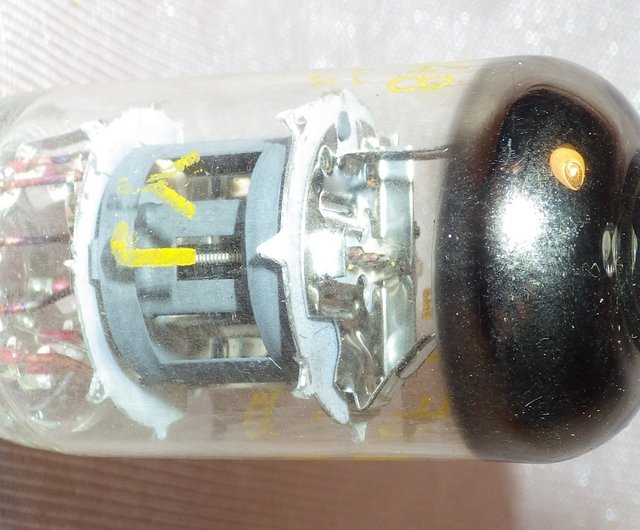 1x ECF82 テスラ三極管 - 五極管周波数コンバーター真空管バルブ 1x ECF82 テスラ三極管 - 五極管周波数コンバーター真空管バルブ