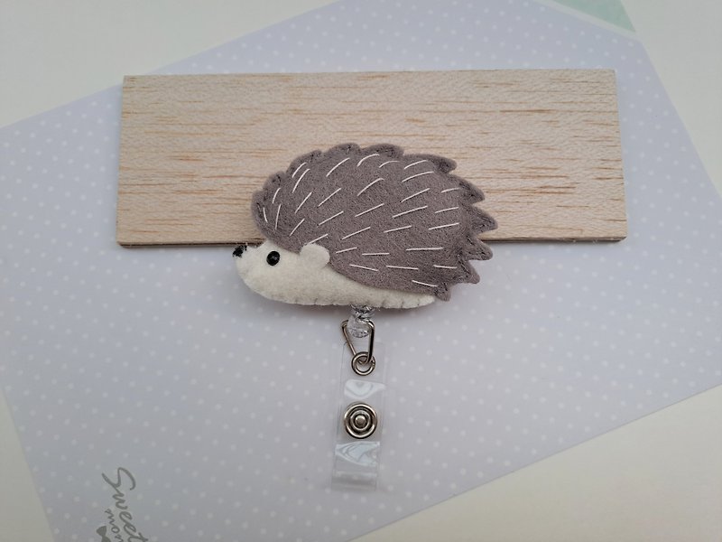 Cute Hedgehog Shape - Document Retractable Clip Easy Pull Buckle. Identification Card. Ticket Card Holder - ที่ใส่บัตรคล้องคอ - ไฟเบอร์อื่นๆ 