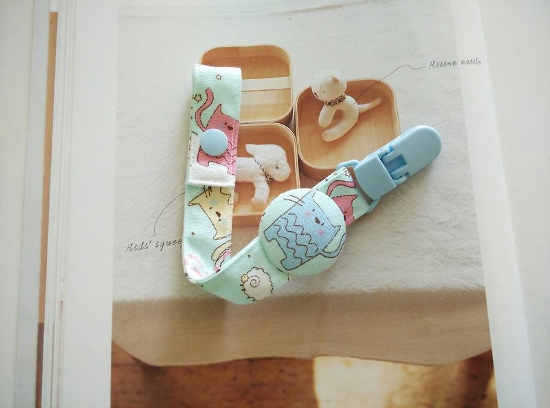 Q births cat toy gift pacifier clip clip - ผ้ากันเปื้อน - ผ้าฝ้าย/ผ้าลินิน สีน้ำเงิน