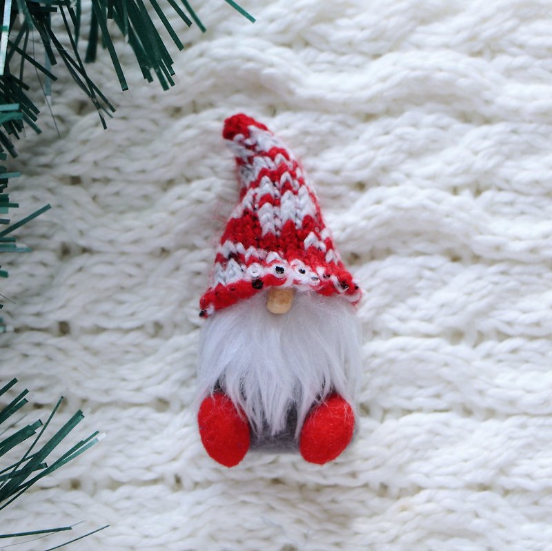 Mini gnome pin Christmas brooch Lapel pin Cute pin Scarf pin Coat brooch 微型侏儒 - Brooches - Cotton & Hemp Red