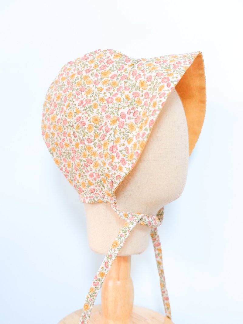 Liberty Fabrics Reversible Vintage Baby Bonnet - Freja Daisy - หมวกเด็ก - ผ้าฝ้าย/ผ้าลินิน สีส้ม