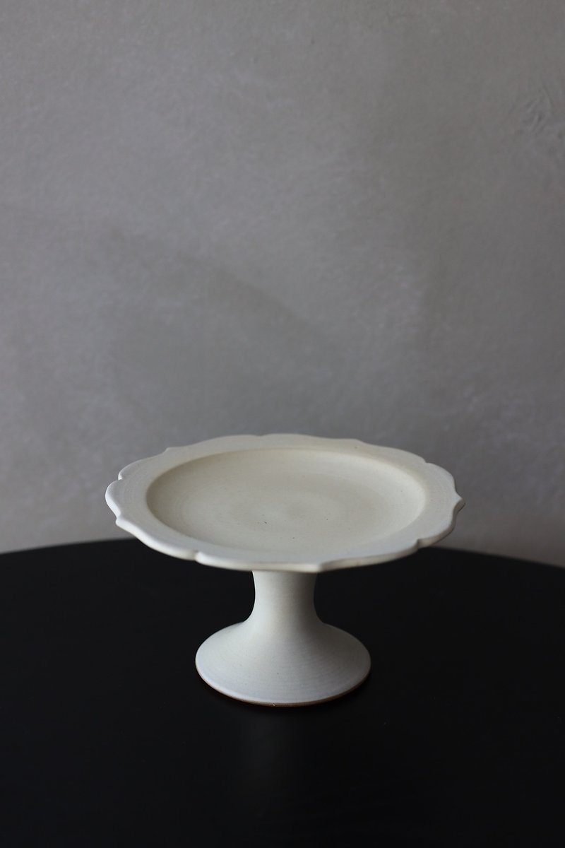 Aries Manufacturing-Mist white glaze lace high table - จานและถาด - ดินเผา ขาว