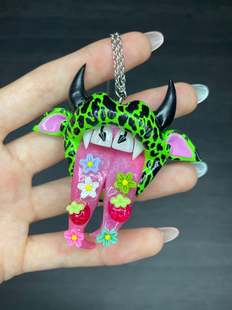Pendant. Green cow lips with candies. - 項鍊 - 黏土 