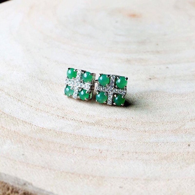 Emerald gift。拈翠-放光冰種蘋果綠蛋面耳針 - 耳環/耳夾 - 寶石 銀色