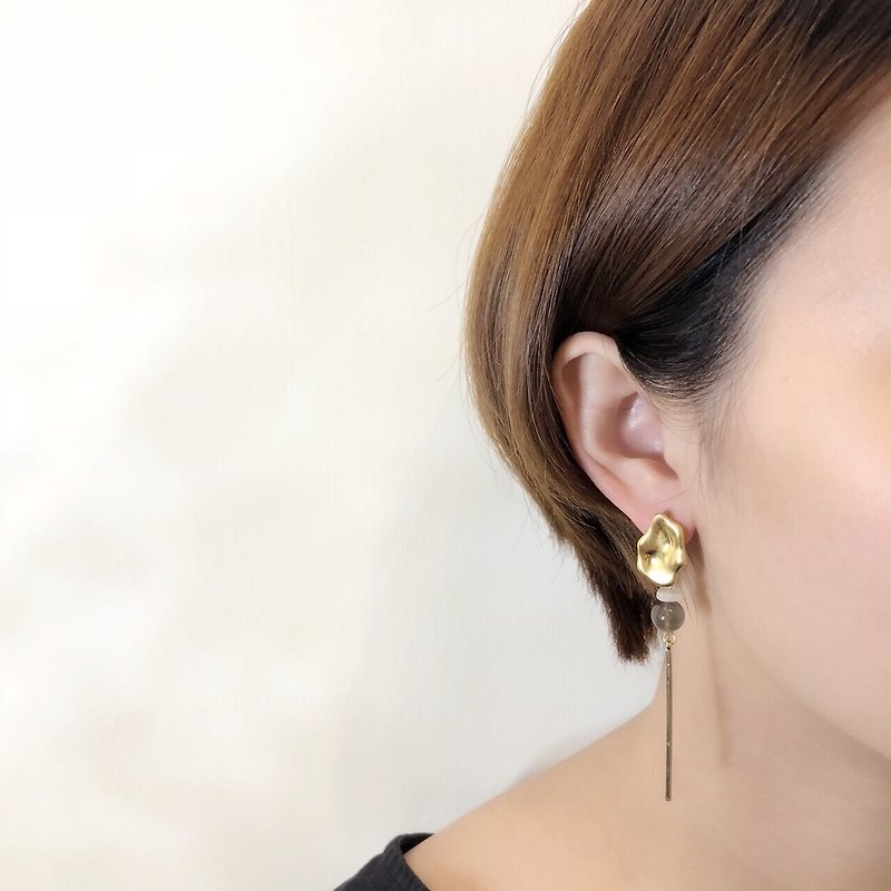 Design section. Lashiu Yue irregular light stone personality pattern steel needle earrings - ต่างหู - คริสตัล 