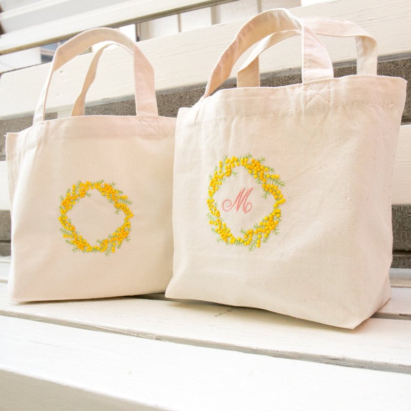 トートバッグ 【 刺繍 ミモザ リース 】 コットン ミニトート お散歩 ギフト マチあり イニシャル 春 A139I - 手提包/手提袋 - 其他材質 黃色