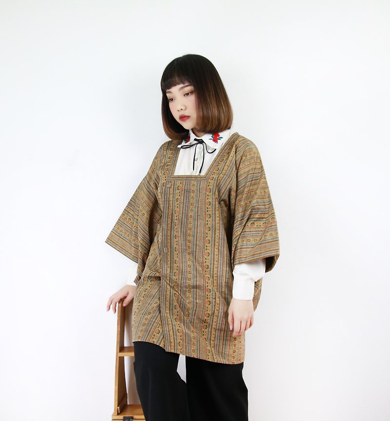 Back to Green Japan's oldest romantic reel vintage kimono KD-18 - เสื้อแจ็คเก็ต - ผ้าไหม 
