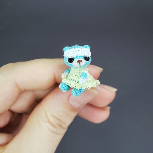ミニドールハウスのアクセサリーと極端なマイクロかぎ針編みのクマ