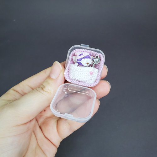 ミニドールハウスのアクセサリーと極端なマイクロかぎ針編みのクマ