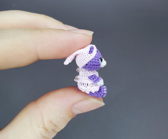 ミニドールハウスのアクセサリーと極端なマイクロかぎ針編みの