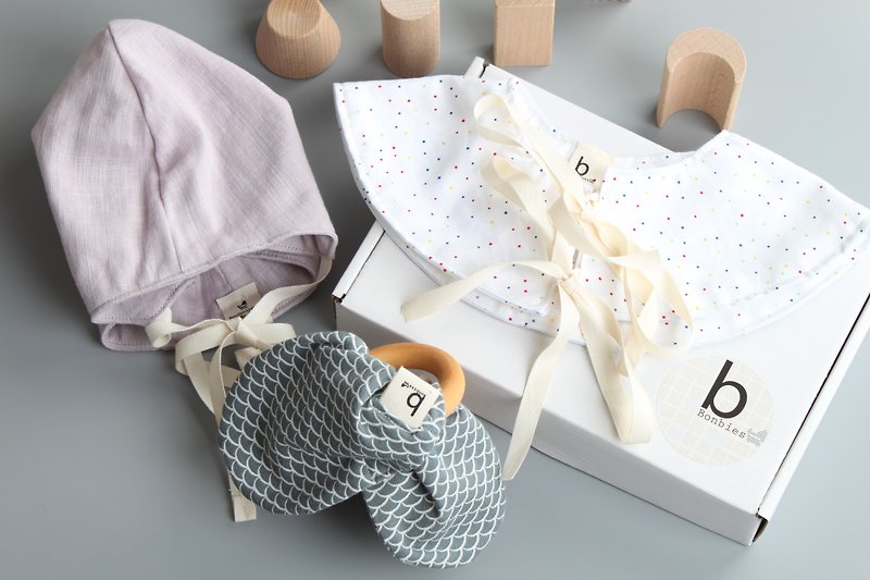 Newborn 3 treasure gift box handmade small hat bow wooden ring toy baby collar decoration - Baby Gift Sets - Cotton & Hemp Pink