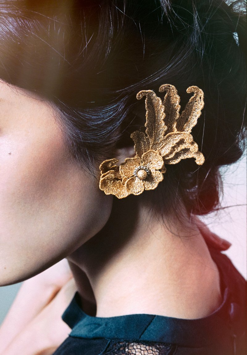 唐草刺繍のイヤーカフ　ゴールド - 耳環/耳夾/耳骨夾 - 繡線 金色