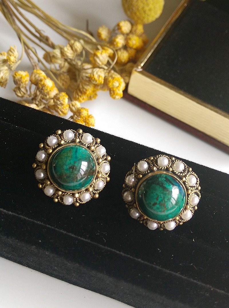 【西洋古董飾品/年代老件】1970年代 綠石鑲珠圓珠氣質夾式耳環 - 耳環/耳夾 - 其他金屬 綠色