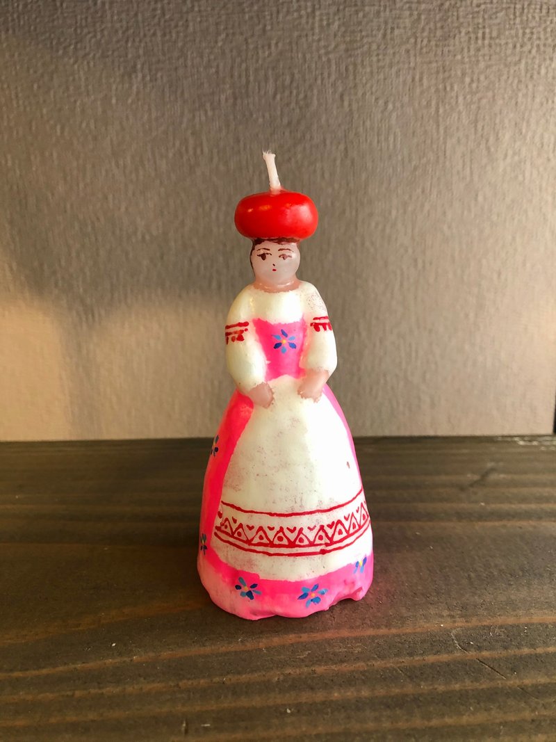 ロシアの赤い帽子の女の子 - 香氛蠟燭/燭台 - 蠟 紅色