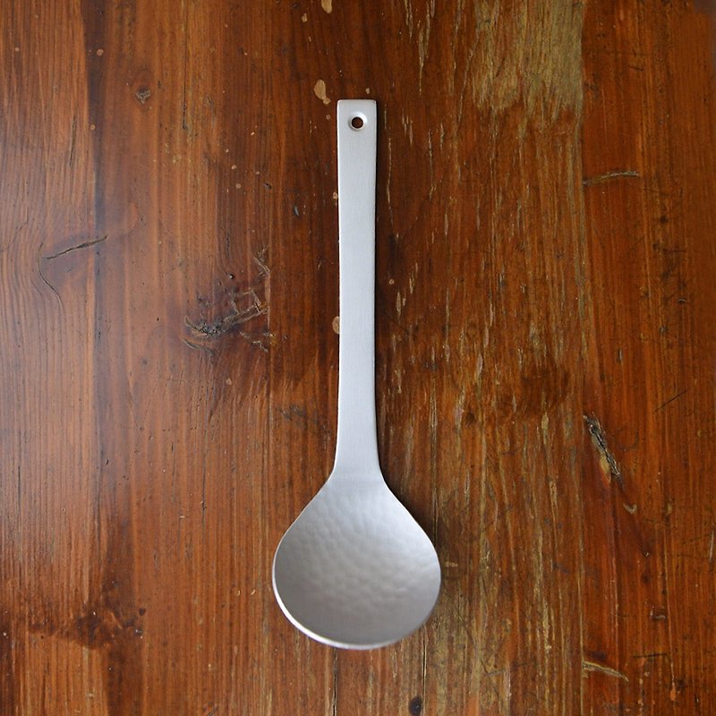 Japan's Aizawa Kobo AIZAWA Japanese-made aluminum one-piece hammered pattern spoon - ช้อนส้อม - อลูมิเนียมอัลลอยด์ สีเงิน