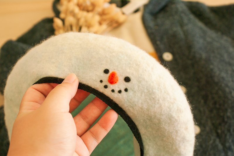 【11~12月聖誕限定】手工製純羊毛貝蕾帽 冬日的微笑雪人 - 帽子 - 羊毛 白色
