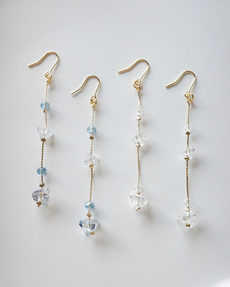 Between the Cosmos Series—Moonlight Shards Handmade Earrings - ต่างหู - วัสดุอื่นๆ ขาว