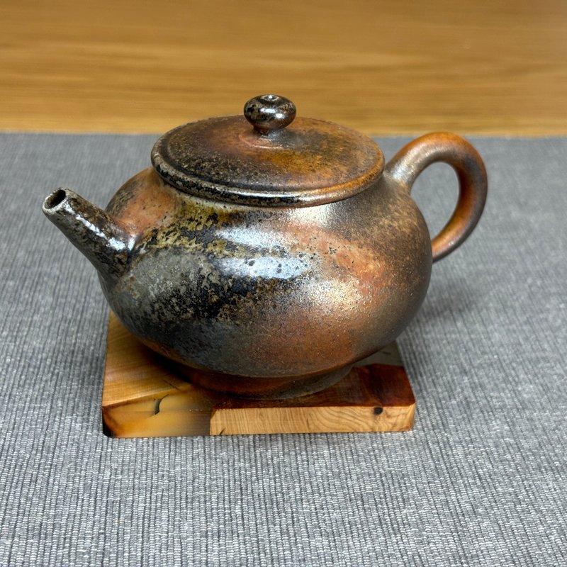 輕盈柴燒茶壺 180cc/ 王文玉/ 良時美器 - 茶具/茶杯 - 陶 金色