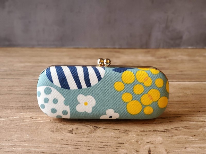 Flower geometric totem glasses case pen box mouth gold box hard shell glasses case Japanese cloth - กล่องแว่น - ผ้าฝ้าย/ผ้าลินิน 