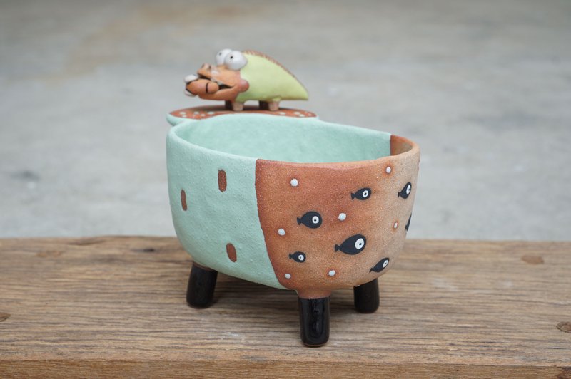 Plant pot with a crocodile ,lithops,cactus,ceramics,pottery,handmade - 花瓶/花器 - 陶 藍色