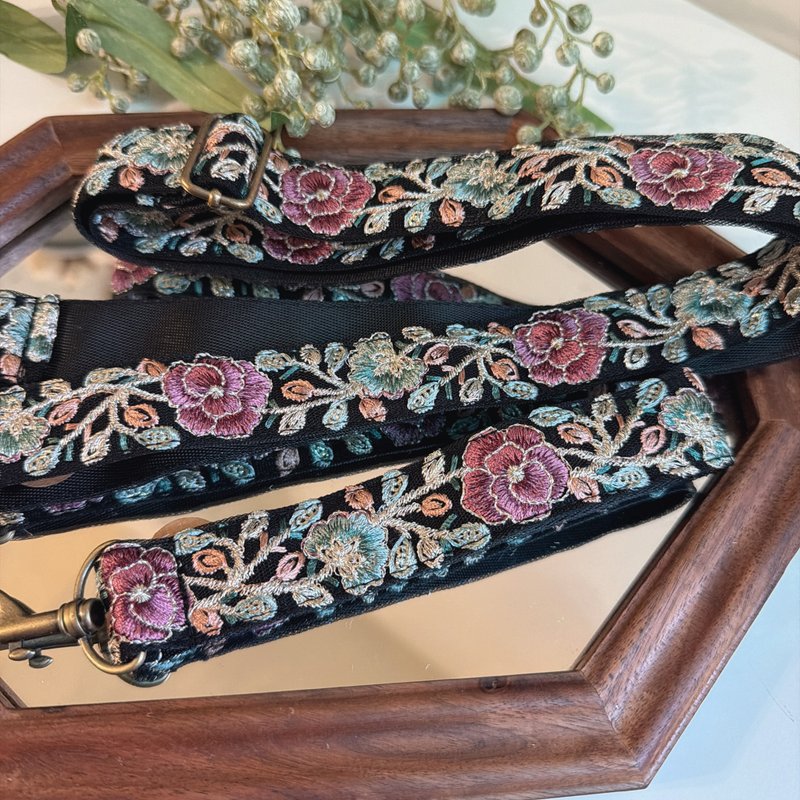 紅薔薇 刺繡手機背帶 可調節背帶 好煩小姐 - 手機配件 - 其他人造纖維 黑色