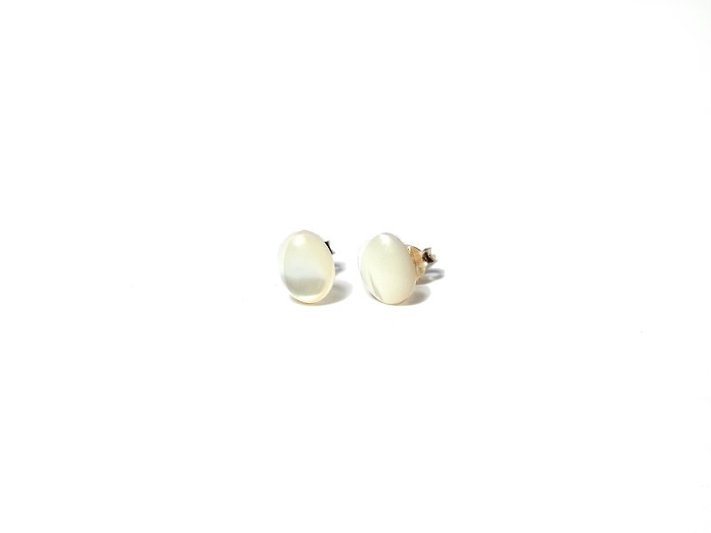 天真無邪 / 白貝殼 天然石925純銀耳環 (一對) - 耳環/耳夾 - 貝殼 白色