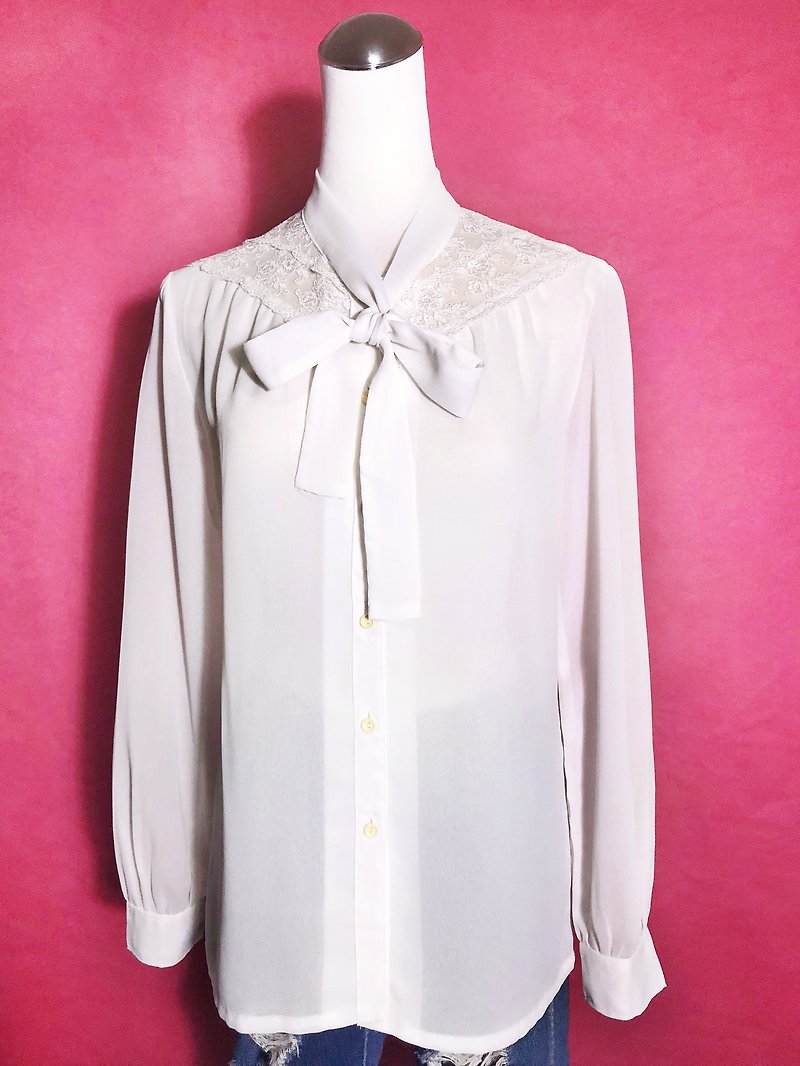 Lace bow tie chiffon long-sleeved vintage shirt / brought back to VINTAGE abroad - เสื้อเชิ้ตผู้หญิง - เส้นใยสังเคราะห์ ขาว