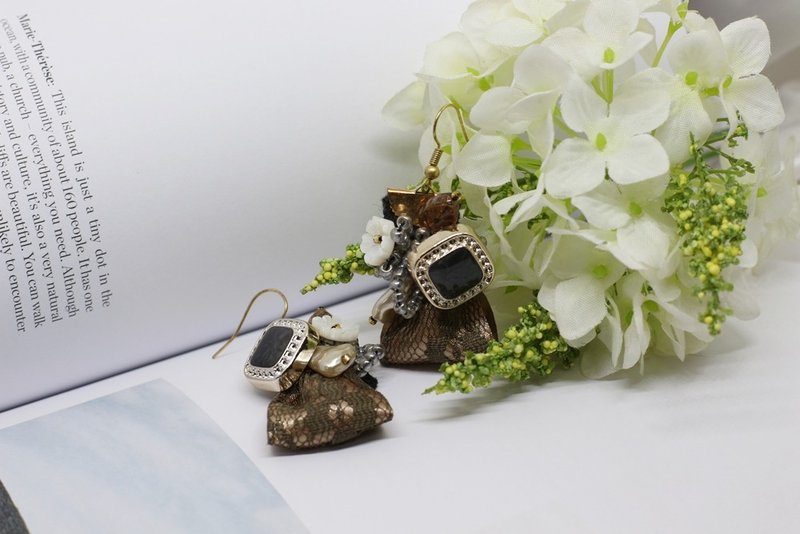 【ribbon. Flower clusters] [style 2] brown lace ribbon pearl button shell carved earrings - Earrings & Clip-ons - Resin Brown