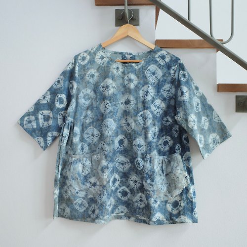 linnil n a t u r e tie-dyed blouse with pocket / natural dye / soft cotton