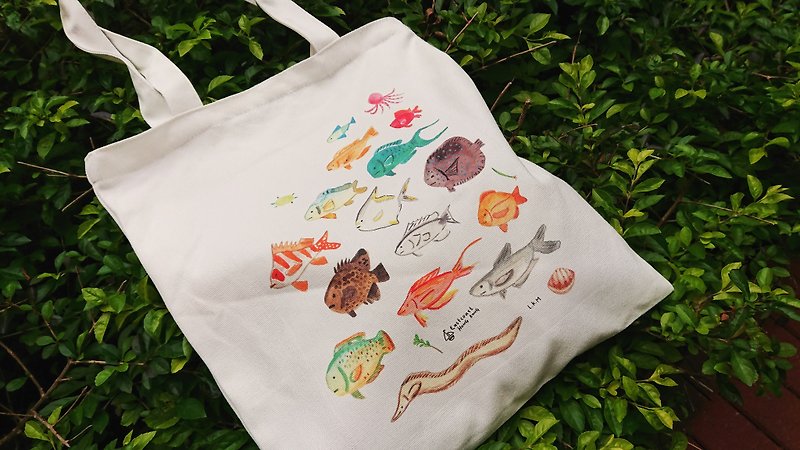 Swim sea fish tote bag - กระเป๋าถือ - ผ้าฝ้าย/ผ้าลินิน ขาว