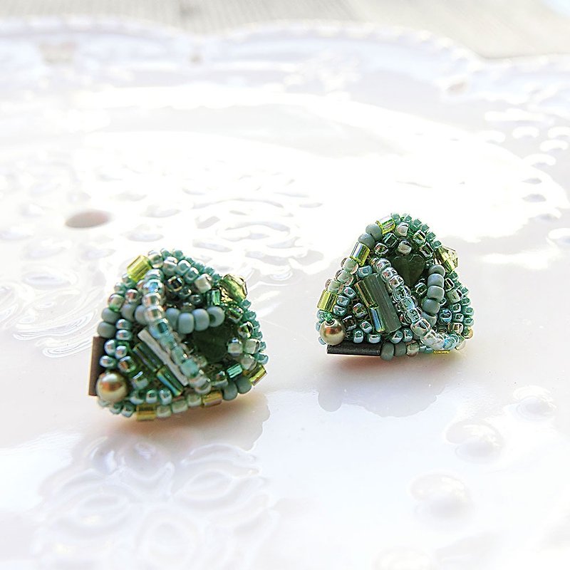 【殼藝品】綠森精靈手繡耳環 - 耳環/耳夾 - 繡線 綠色