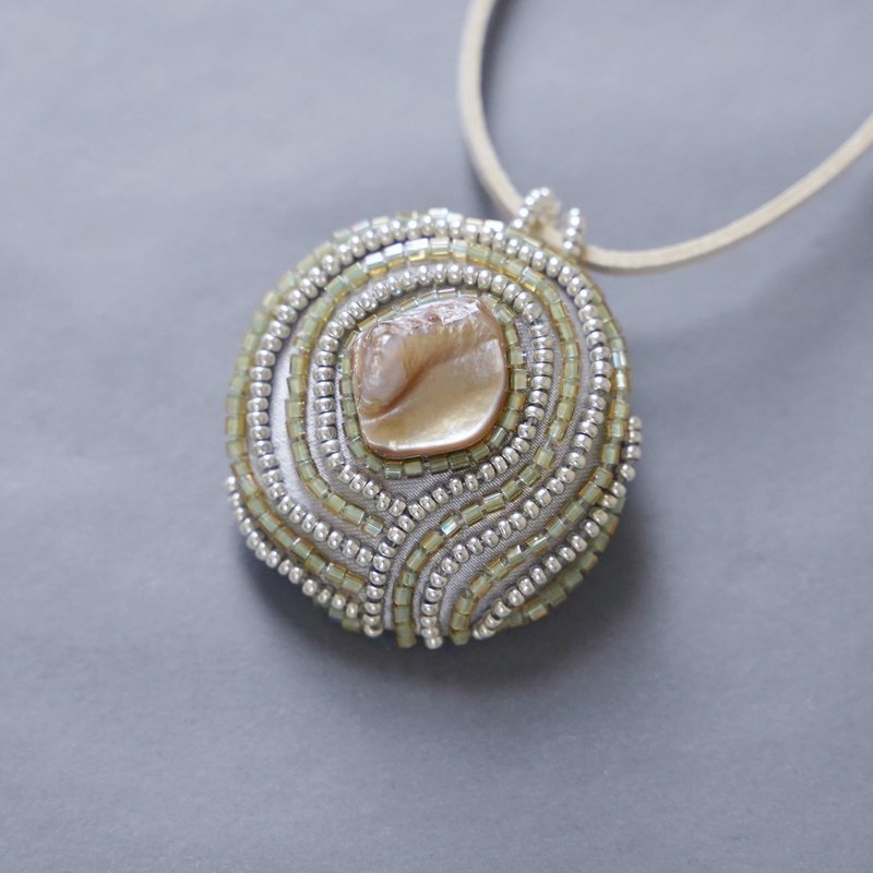 Mirror Pendant Necklace No.7 – Lip Check Charm / Bead Embroidery / Green - 吊飾 - 其他材質 綠色