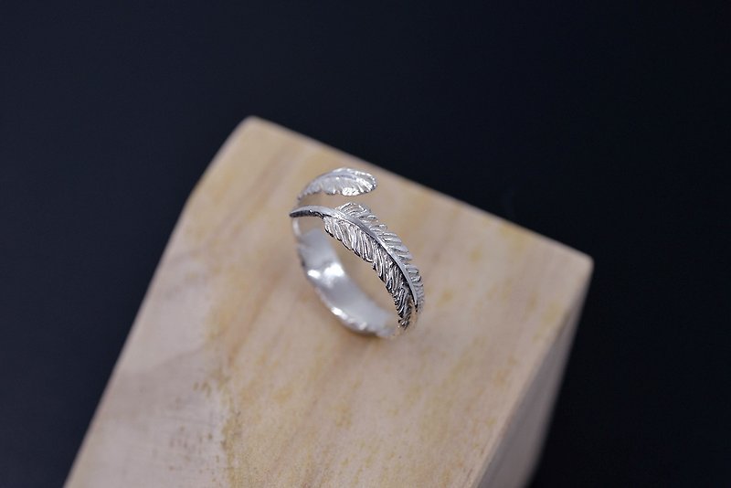 【Wakako】Single feather twist original sculpture sterling silver ring - แหวนทั่วไป - เงินแท้ สีเงิน