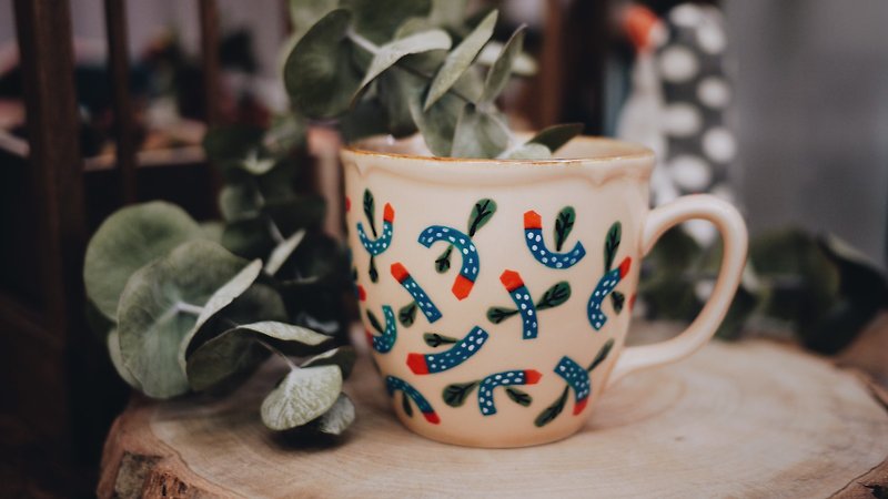 Curved cup of tea bend flowers tea cup - Teapots & Teacups - Pottery Multicolor