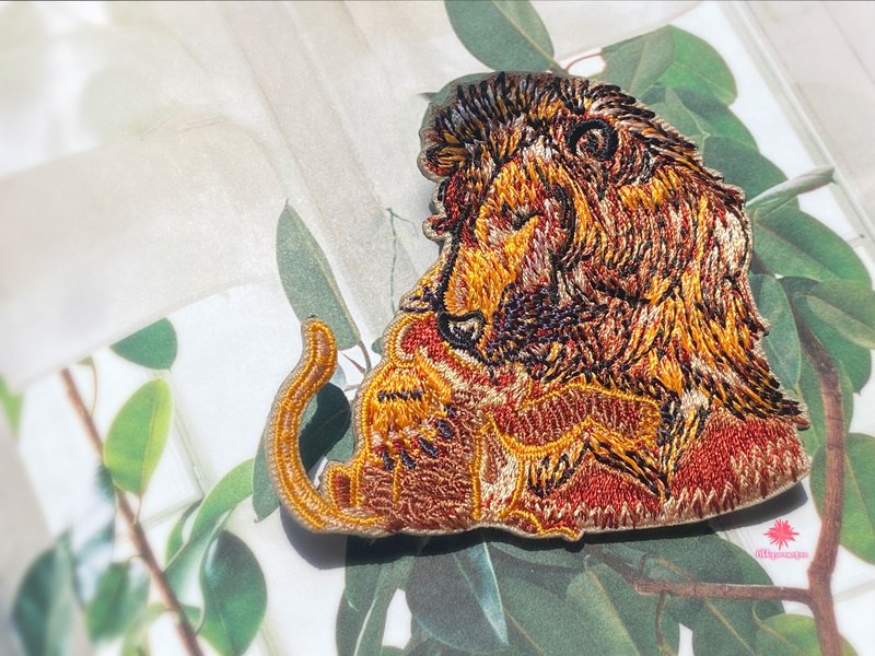 【禮物首選】獅子 Reborn 刺繡別針 - 徽章/別針 - 棉．麻 咖啡色