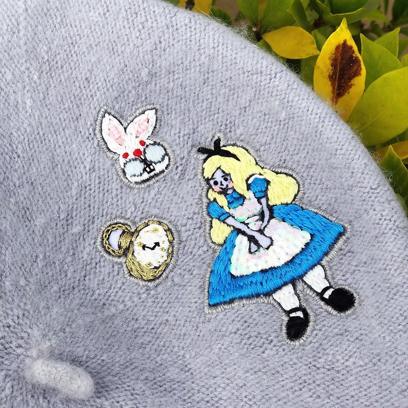 可笑女孩Koko // 刺繡貝蕾帽(愛麗絲與兔子的約會) - 帽子 - 羊毛 灰色