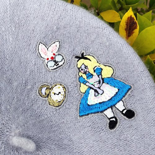 可笑女孩 可笑女孩Koko // 刺繡貝蕾帽(愛麗絲與兔子的約會)