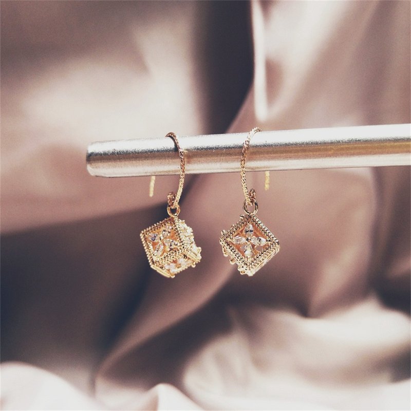 HiOnion original gold-plated lace square French retro Stone earrings elegant temperament non-pierced ear clips for women - Earrings & Clip-ons - Other Materials Multicolor