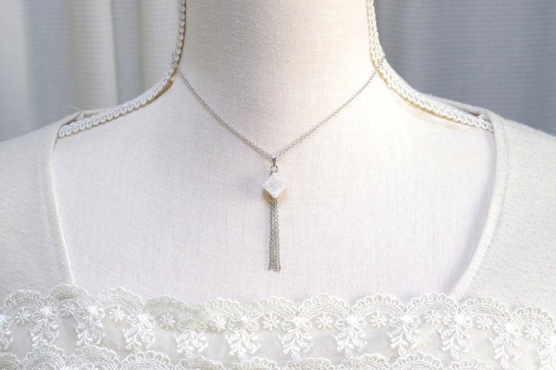 レジンアート　キューブとフリンジのペンダント・白百合・シルバー - 項鍊 - 樹脂 白色