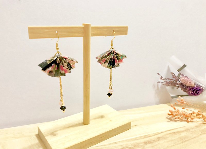 [Origami earrings series] black color thousand and paper fan models (can be changed ear clip) - Earrings & Clip-ons - Paper Black