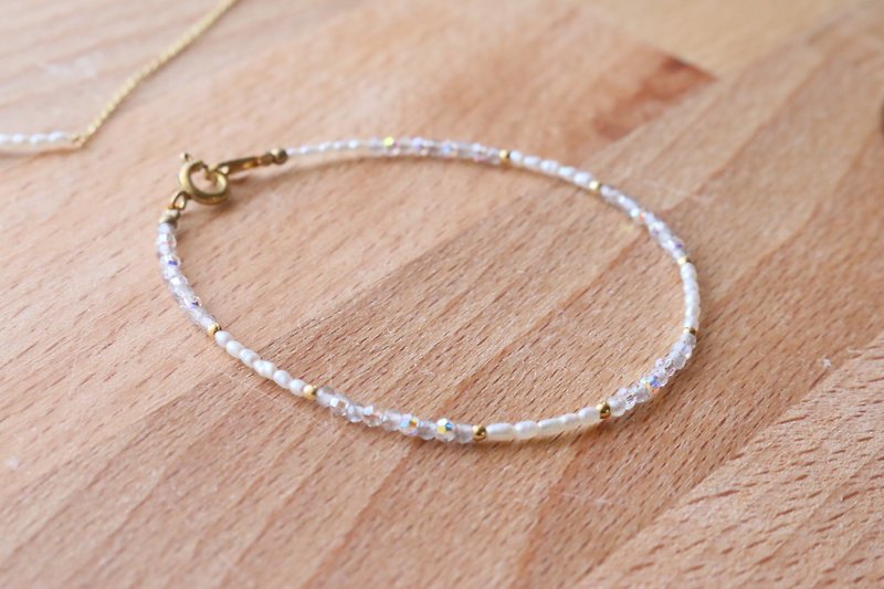 Labradorite pearl crystal brass bracelet （A thousand miles） - สร้อยข้อมือ - เครื่องเพชรพลอย สีเทา