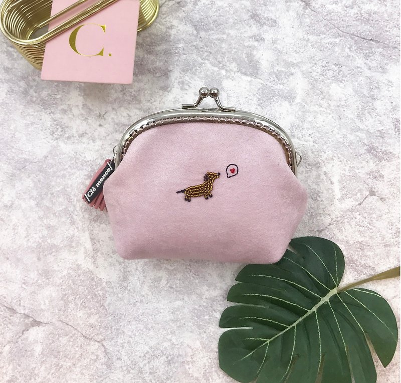Sausage dog hand embroidered love slit handmade limited arch type mouth gold package - pink - กระเป๋าใส่เหรียญ - เส้นใยสังเคราะห์ สึชมพู