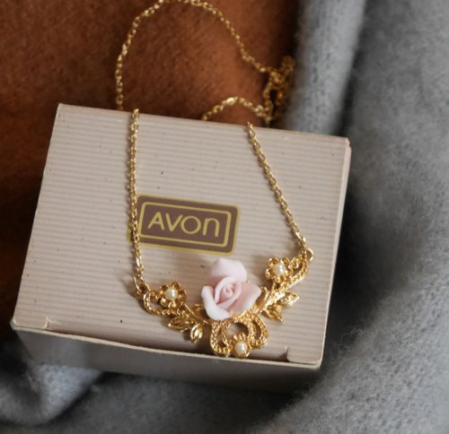 Damn Good Vintage＊老又好古董珠寶 古董Avon 1987 原裝盒 金色古典珍珠蕾絲雕花立體玫瑰花陶瓷項鍊