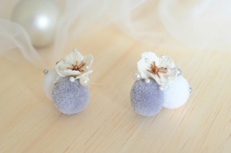 Anemone Grey & White Pompom Sterling Silver Earrings/Clip-ons - ต่างหู - ดินเหนียว สีเงิน