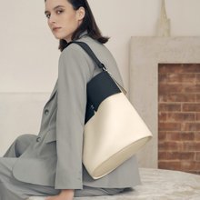 Gaia Jumbo 素皮革 水桶包 側背包 手拿包 黑色x米白